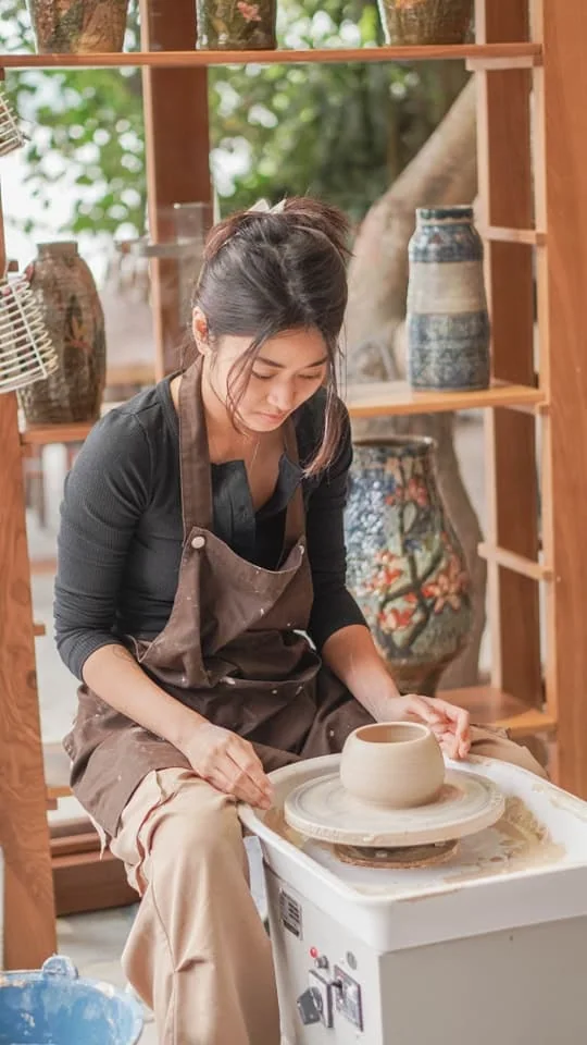 Học viên tạo dáng bình gốm trên bàn xoay